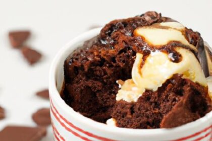 Decadent Keto Chocolate Mug Cake: Quick Low-Carb Delight